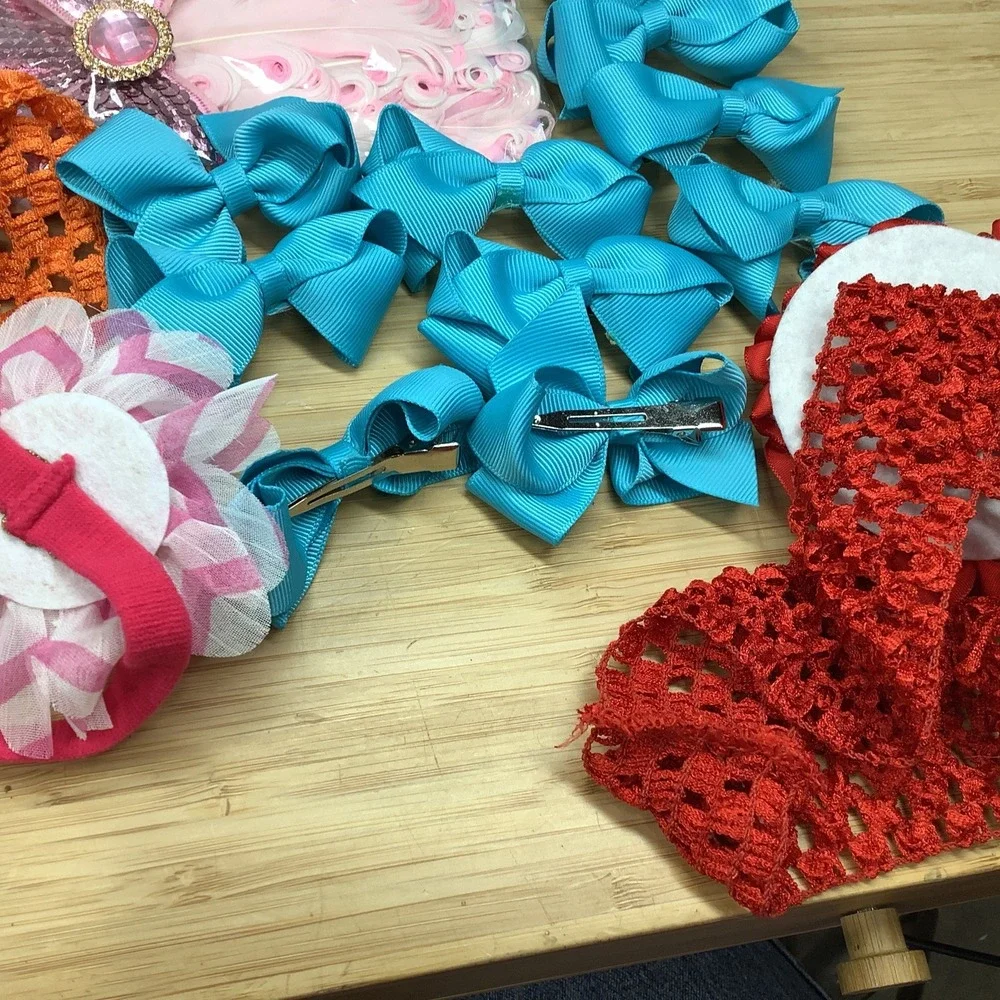 Lot Of 28 Assorted Girl Hair Bows Ribbon and Alligator Clip
